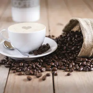 Tasse et sac de grains